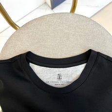 Brunello Cucinelli-BC、2026春夏新品短袖T恤,沉稳大气中透着年轻活力。经典圆领设 Brunello Cucinelli-BC、2026春夏新品短袖T恤,沉稳大气中透着年轻活力。经典圆领设