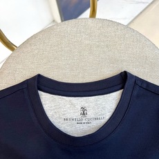 Brunello Cucinelli-BC、2026春夏新品短袖T恤,沉稳大气中透着年轻活力。经典圆领设 Brunello Cucinelli-BC、2026春夏新品短袖T恤,沉稳大气中透着年轻活力。经典圆领设