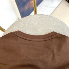 Brunello Cucinelli-BC、2026春夏新品短袖T恤,沉稳大气中透着年轻活力。经典圆领设 Brunello Cucinelli-BC、2026春夏新品短袖T恤,沉稳大气中透着年轻活力。经典圆领设