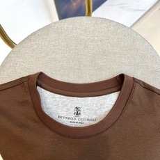 Brunello Cucinelli-BC、2026春夏新品短袖T恤,沉稳大气中透着年轻活力。经典圆领设 Brunello Cucinelli-BC、2026春夏新品短袖T恤,沉稳大气中透着年轻活力。经典圆领设