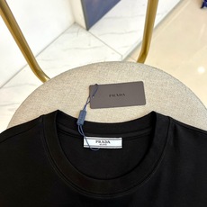 Prad普拉达、2026春夏新品男士圆领短袖T恤,以利落简约的廓形呈现现代都市美学。纯色调自带高级感,轻 Prad普拉达、2026春夏新品男士圆领短袖T恤,以利落简约的廓形呈现现代都市美学。纯色调自带高级感,轻