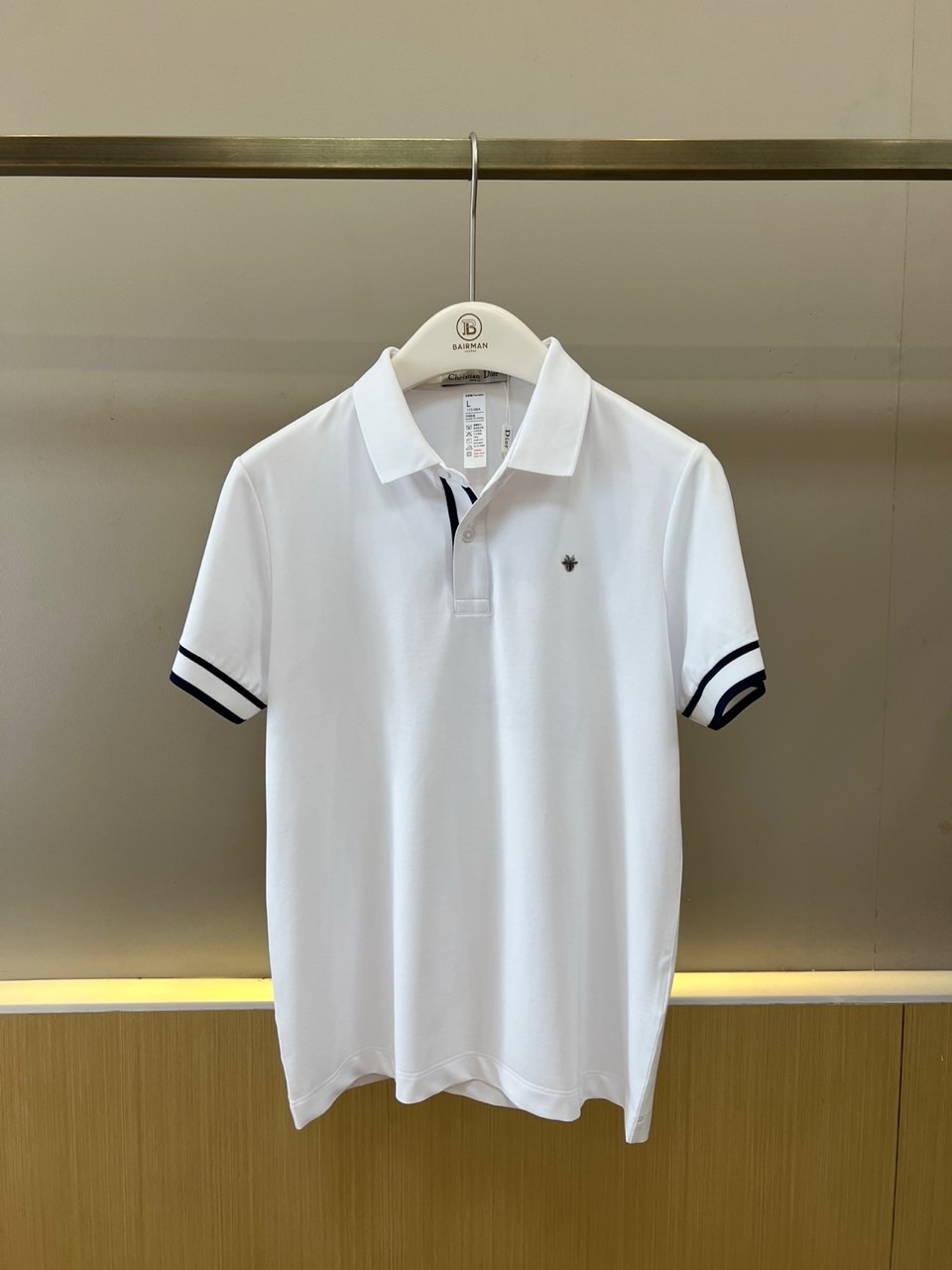 Dio迪奥、2026春夏新品男士短袖Polo衫，以利落简约的剪裁呈现经典运动美学。纯色纯净通透，搭配条纹