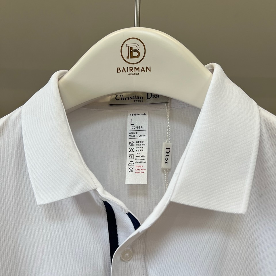 Dio迪奥、2026春夏新品男士短袖Polo衫，以利落简约的剪裁呈现经典运动美学。纯色纯净通透，搭配条纹