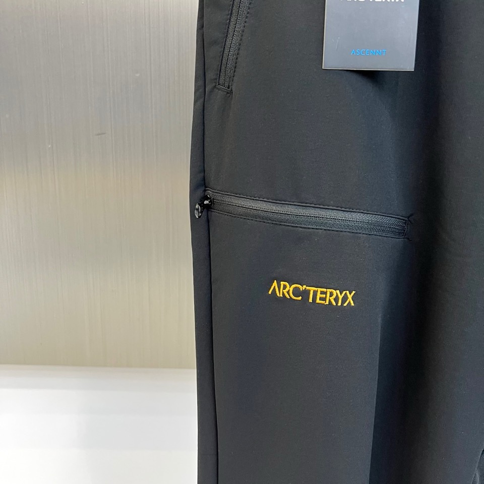 Arcteryx 始祖鸟、始祖鸟2026春夏新品户外运动休闲裤，以简约利落的款式引领户外时尚风潮。线条流