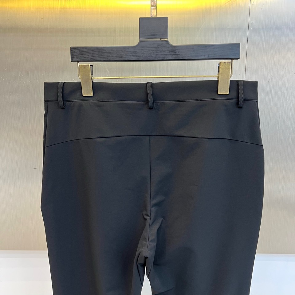 Arcteryx 始祖鸟、始祖鸟2026春夏新品户外运动休闲裤，以简约利落的款式引领户外时尚风潮。线条流