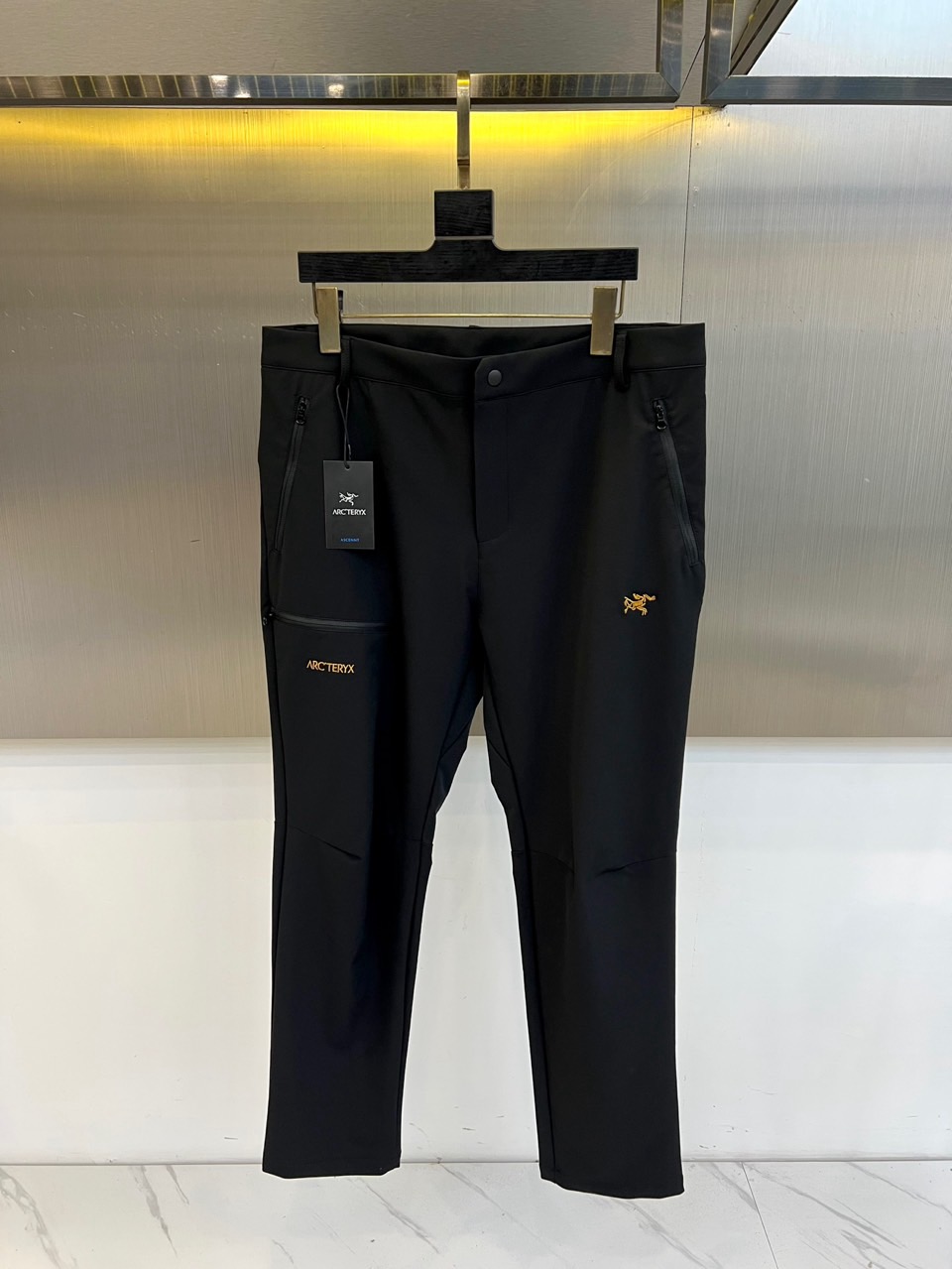 Arcteryx 始祖鸟、始祖鸟2026春夏新品户外运动休闲裤，以简约利落的款式引领户外时尚风潮。线条流
