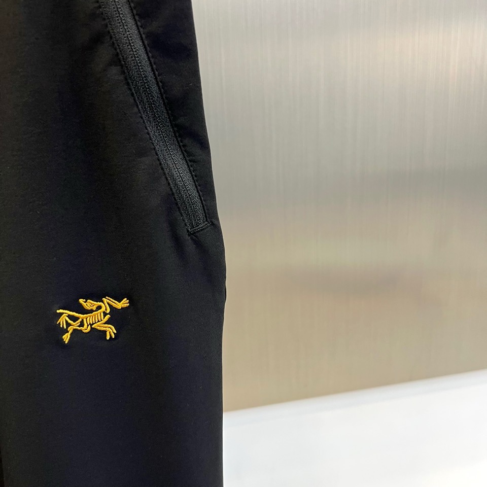 Arcteryx 始祖鸟、始祖鸟2026春夏新品户外运动休闲裤，以简约利落的款式引领户外时尚风潮。线条流
