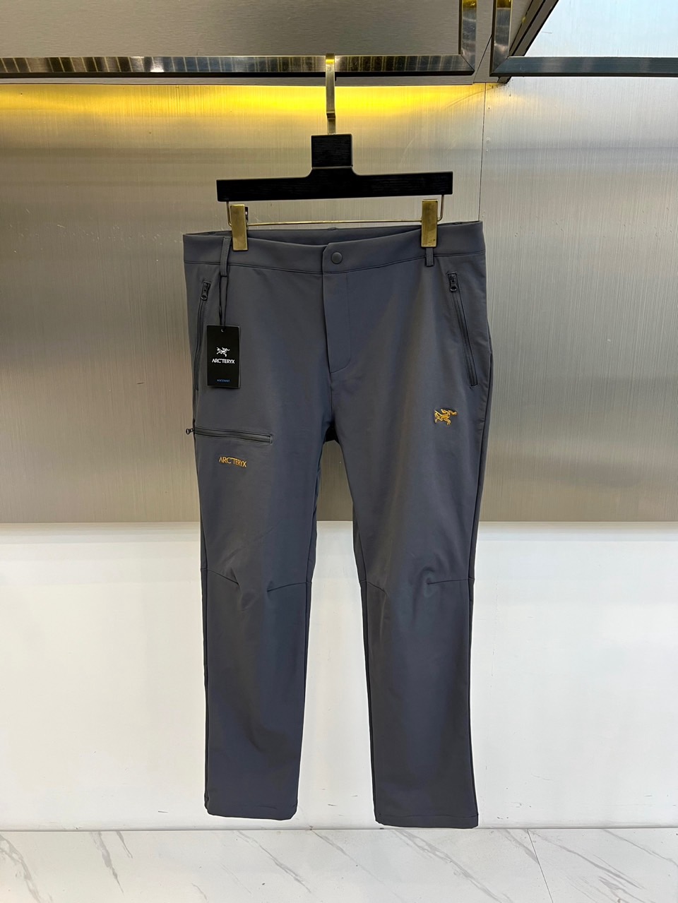 Arcteryx 始祖鸟、始祖鸟2026春夏新品户外运动休闲裤，以简约利落的款式引领户外时尚风潮。线条流