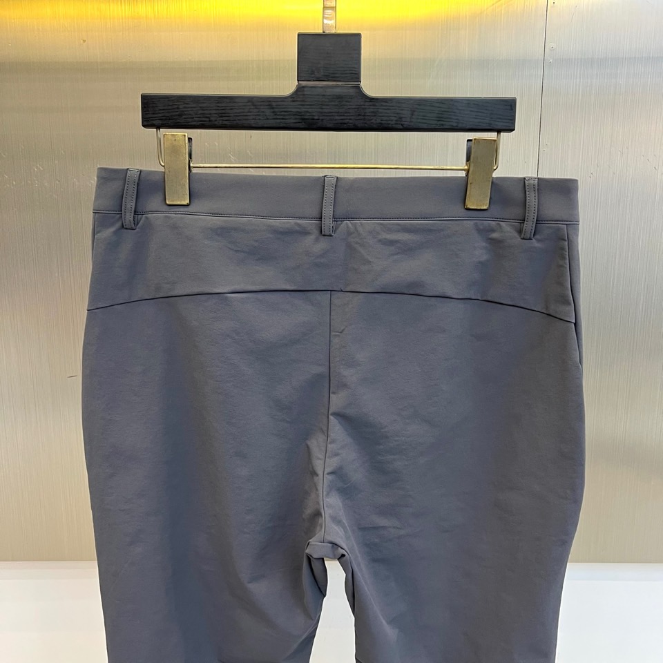 Arcteryx 始祖鸟、始祖鸟2026春夏新品户外运动休闲裤，以简约利落的款式引领户外时尚风潮。线条流