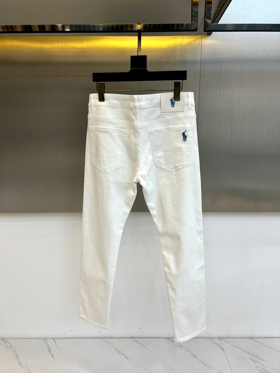 Polo Ralph Lauren、2026春夏新品牛仔裤，以精湛工艺重塑经典美式白牛休闲风格。款式采用