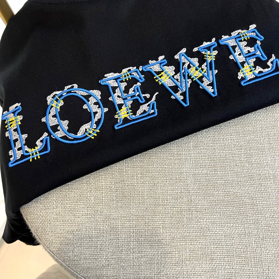 Lowe罗意威、2026春夏新品短袖T恤，以纯色为基底，胸前“LOEWE”字母采用立体刺绣工艺，撞色纹理