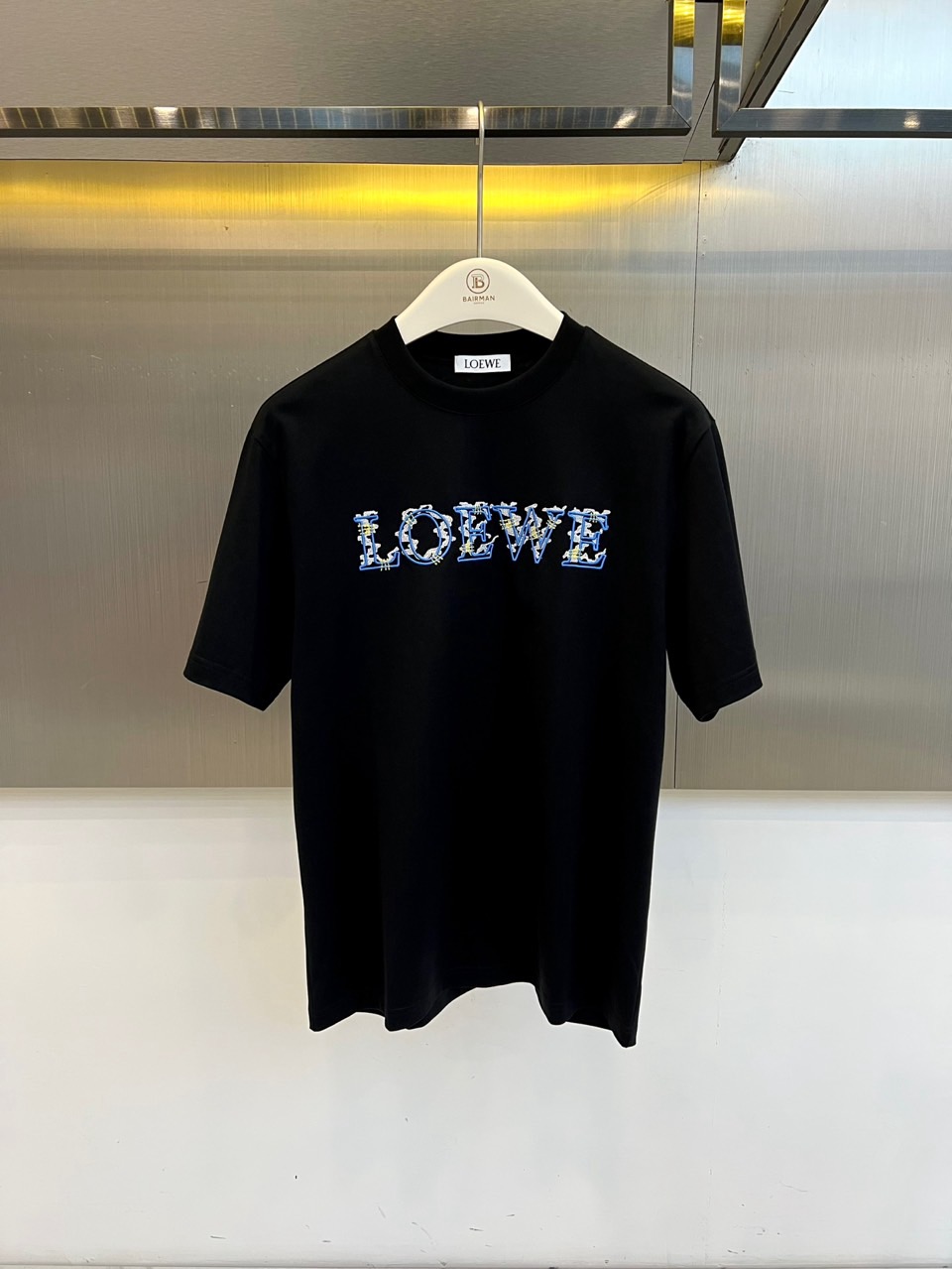 Lowe罗意威、2026春夏新品短袖T恤，以纯色为基底，胸前“LOEWE”字母采用立体刺绣工艺，撞色纹理
