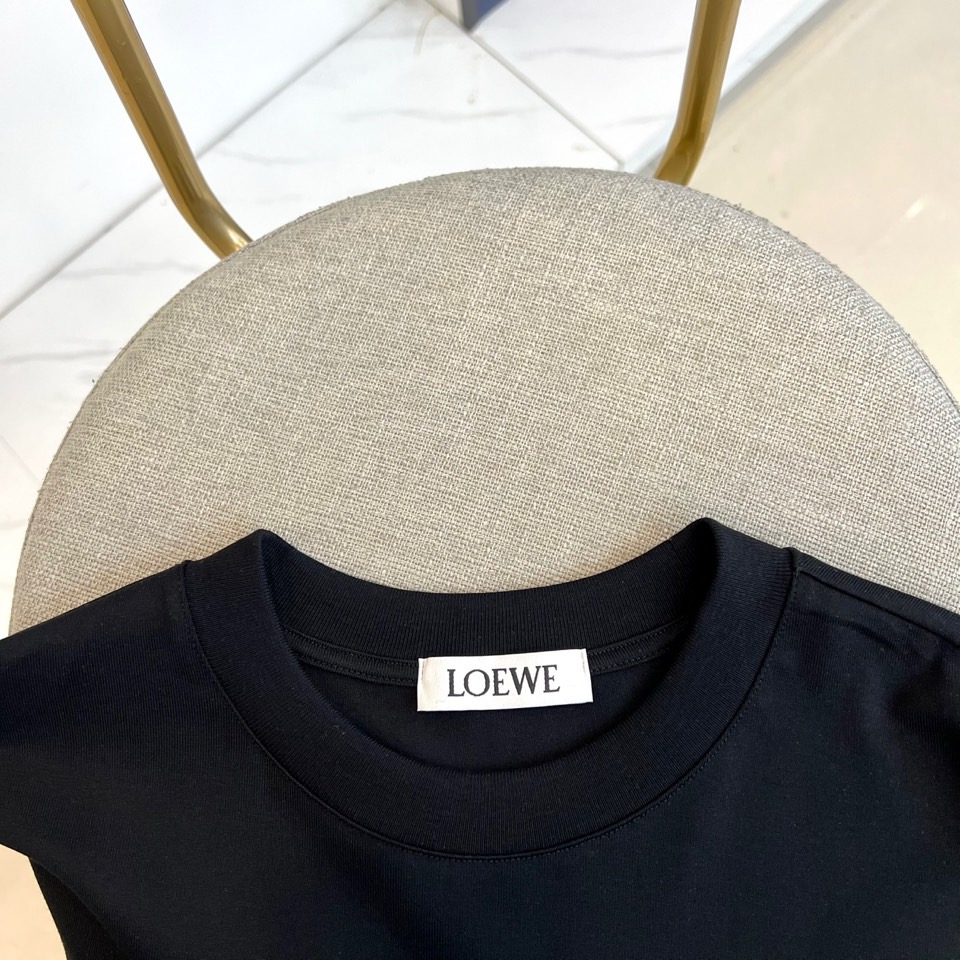 Lowe罗意威、2026春夏新品短袖T恤，以纯色为基底，胸前“LOEWE”字母采用立体刺绣工艺，撞色纹理