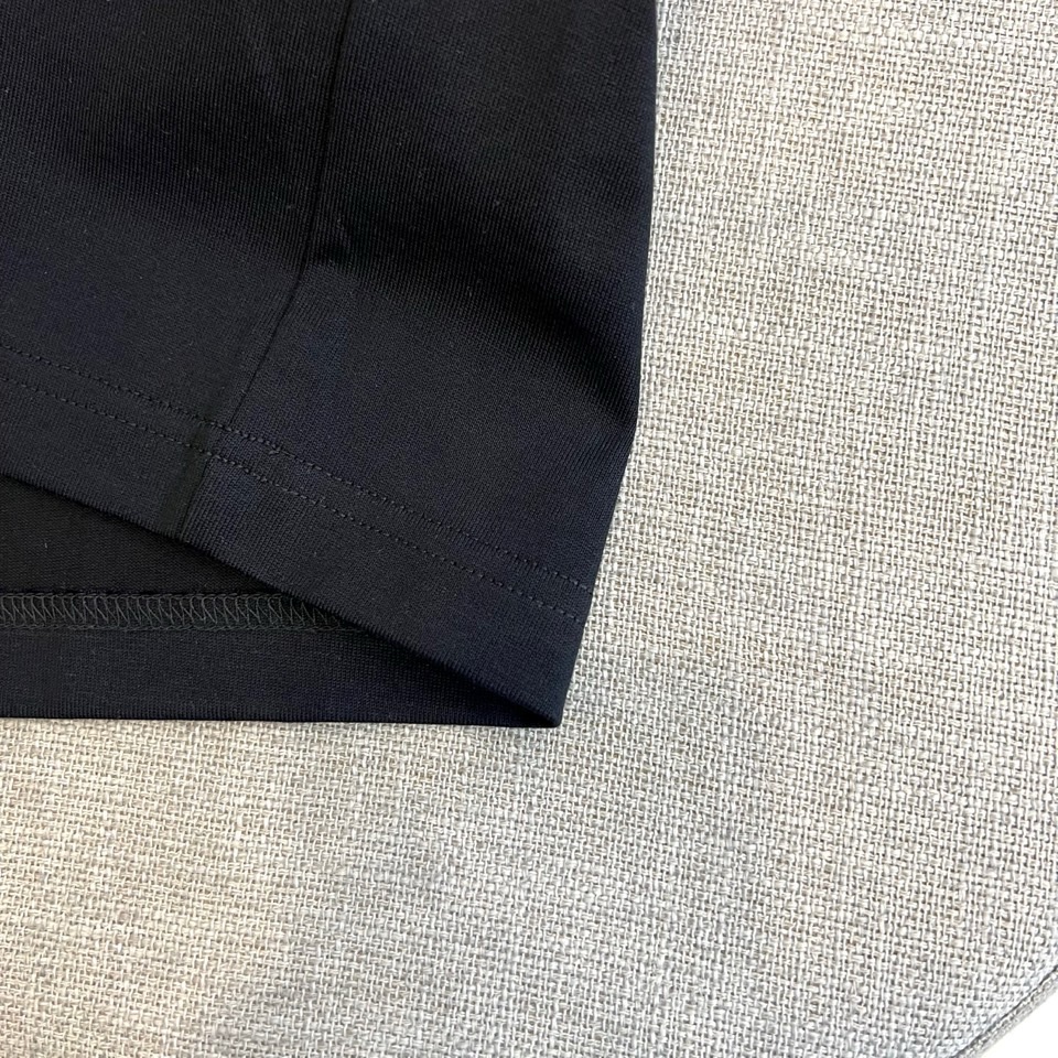 Lowe罗意威、2026春夏新品短袖T恤，以纯色为基底，胸前“LOEWE”字母采用立体刺绣工艺，撞色纹理
