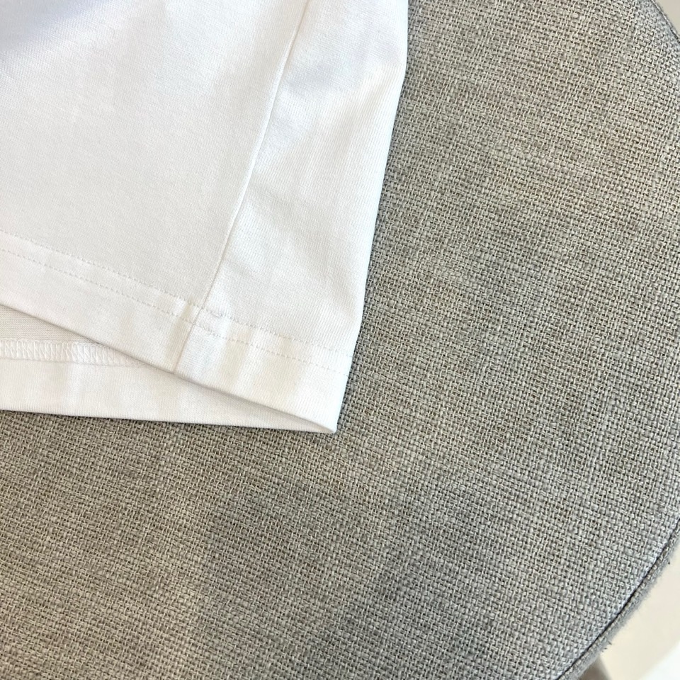 Lowe罗意威、2026春夏新品短袖T恤，以纯色为基底，胸前“LOEWE”字母采用立体刺绣工艺，撞色纹理