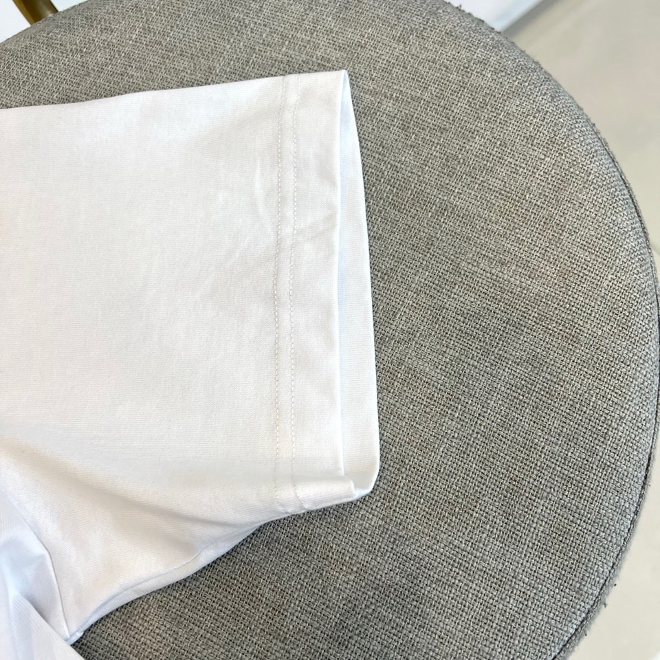 Lowe罗意威、2026春夏新品短袖T恤，以纯色为基底，胸前“LOEWE”字母采用立体刺绣工艺，撞色纹理