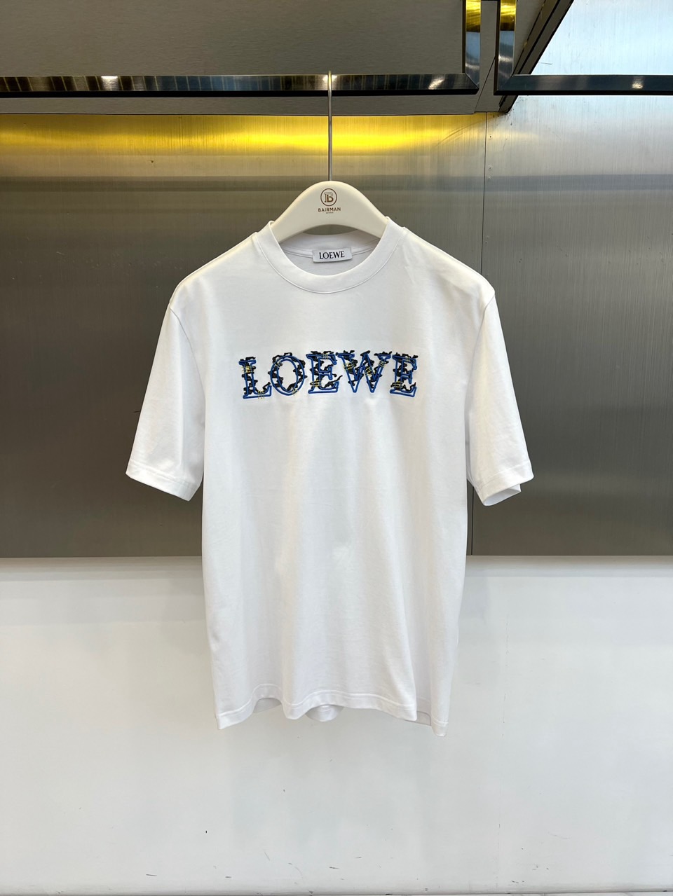 Lowe罗意威、2026春夏新品短袖T恤，以纯色为基底，胸前“LOEWE”字母采用立体刺绣工艺，撞色纹理
