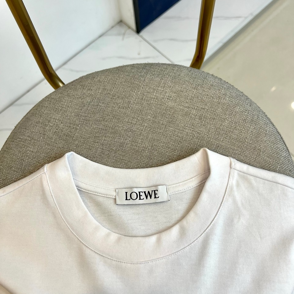 Lowe罗意威、2026春夏新品短袖T恤，以纯色为基底，胸前“LOEWE”字母采用立体刺绣工艺，撞色纹理