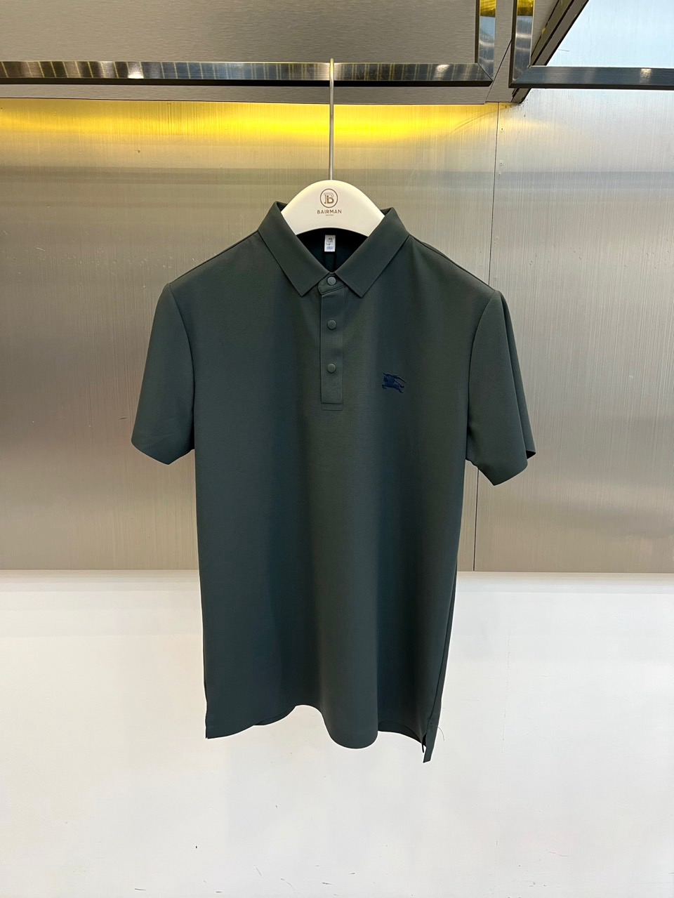 Bur巴宝莉、2026春夏新品男士短袖Polo衫，以低饱和度色调演绎都市轻奢美学，打破传统男装沉闷印象，