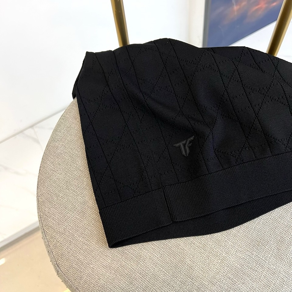 Tom Ford 汤姆福特、2026春夏新品男士圆领短袖T恤，以利落简约的廓形诠释现代都市美学。通体精致