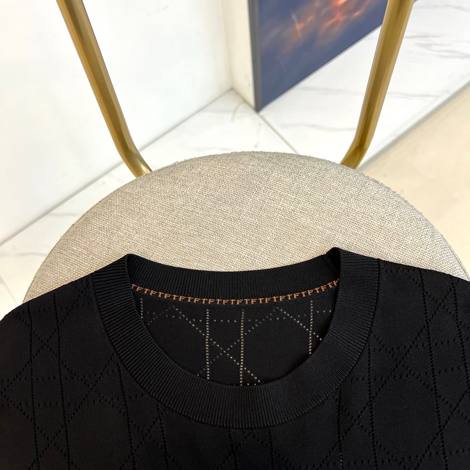 Tom Ford 汤姆福特、2026春夏新品男士圆领短袖T恤，以利落简约的廓形诠释现代都市美学。通体精致