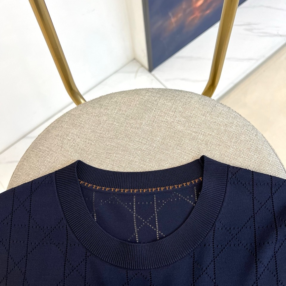 Tom Ford 汤姆福特、2026春夏新品男士圆领短袖T恤，以利落简约的廓形诠释现代都市美学。通体精致