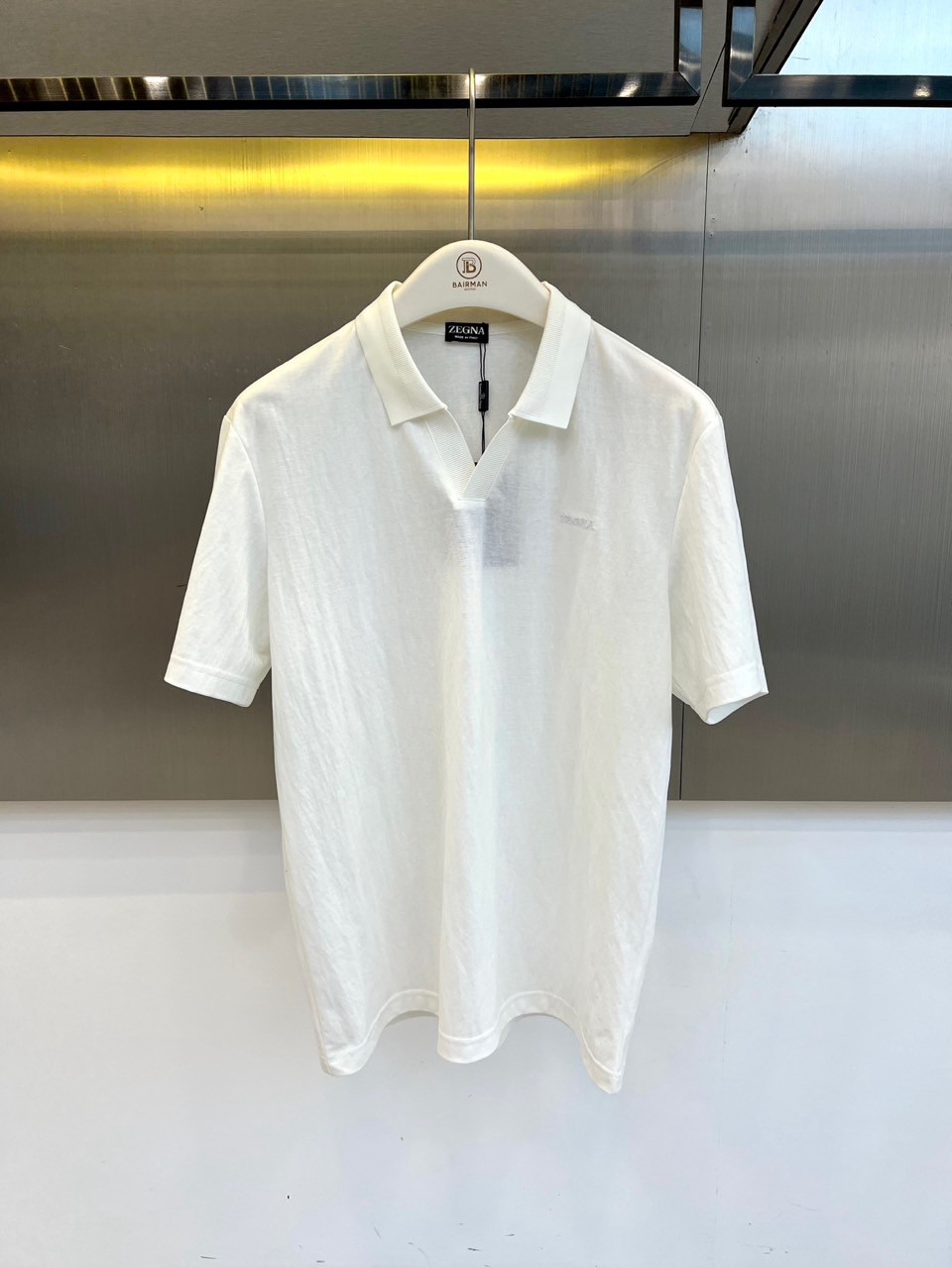 Zegna杰尼亚、2026春夏新品短袖Polo衫，以极简美学重塑经典男装单品。纯色调干净纯粹，采用微阔剪