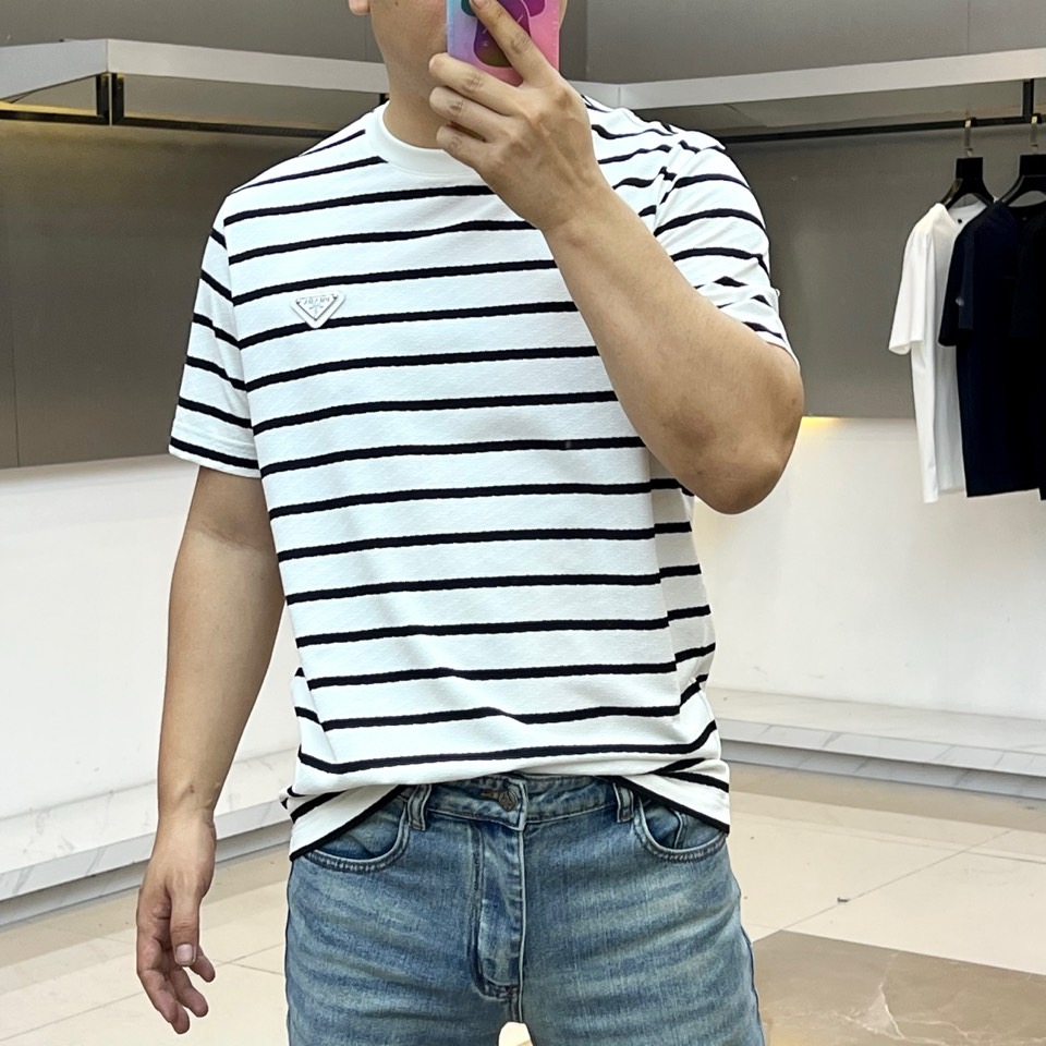Prad普拉达、2026春夏新品短袖T恤，经典条纹碰撞出随性又高级的视觉张力，简约圆领贴合颈部线条，短袖