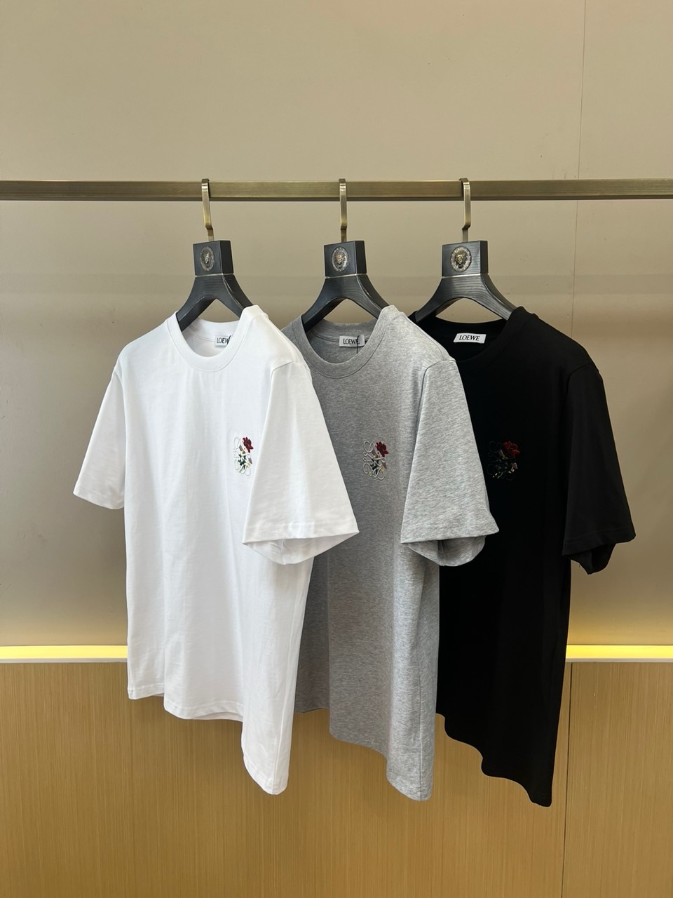 Lowe罗意威、2026春夏新品短袖T恤，以极简纯色为画布，勾勒当代都市优雅轮廓。经典圆领剪裁贴合颈部线