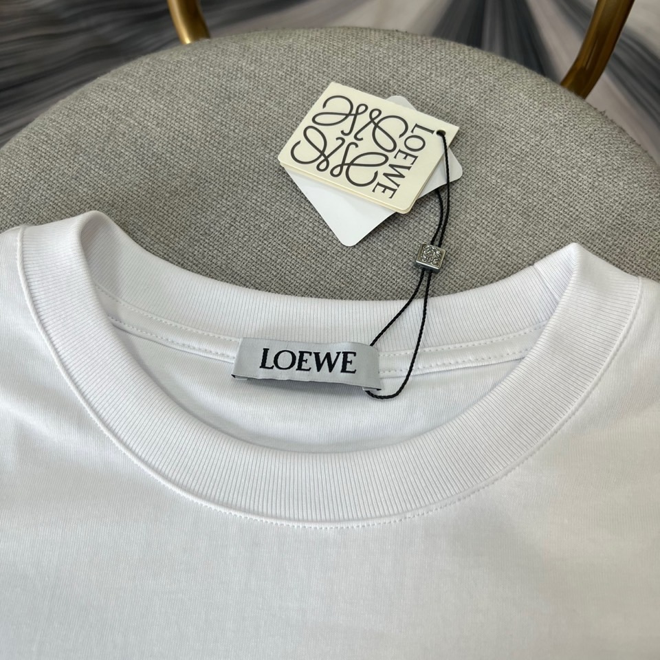 Lowe罗意威、2026春夏新品短袖T恤，以极简纯色为画布，勾勒当代都市优雅轮廓。经典圆领剪裁贴合颈部线