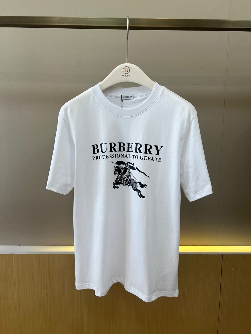 Bur巴宝莉、2026春夏新品经典圆领短袖T恤，以纯色为底色，采用优质棉质面料打造舒适亲肤的穿着体验。正