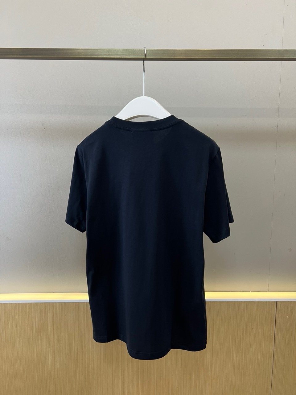 Gucc古驰、2026春夏新品短袖T恤，以纯色为基底，诠释极简主义与品牌底蕴的完美融合。胸前经典双G标识