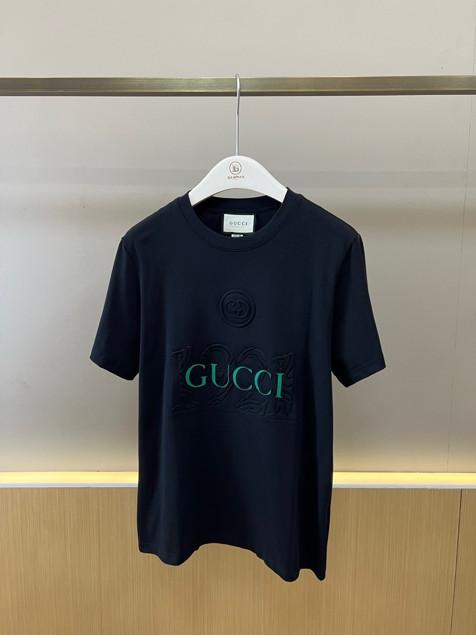 Gucc古驰、2026春夏新品短袖T恤，以纯色为基底，诠释极简主义与品牌底蕴的完美融合。胸前经典双G标识