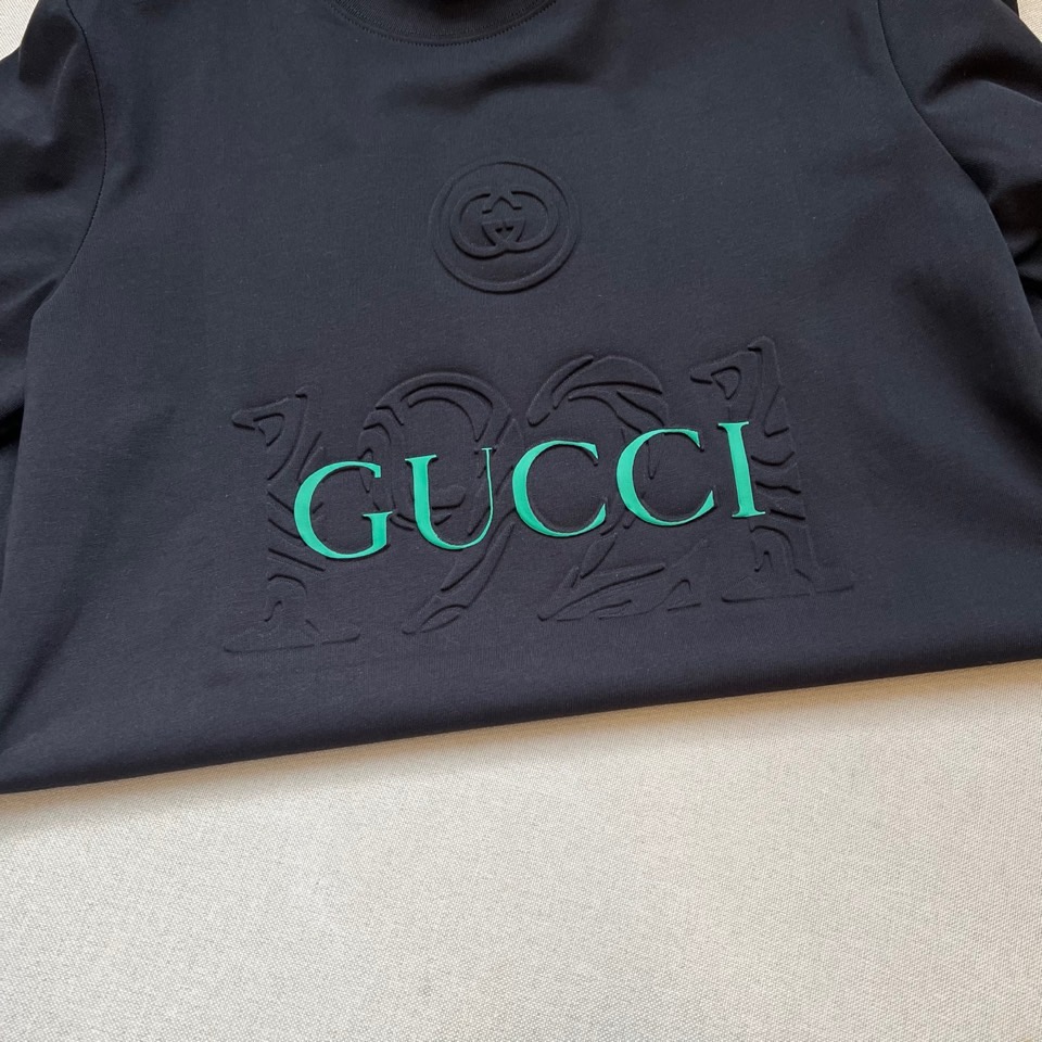 Gucc古驰、2026春夏新品短袖T恤，以纯色为基底，诠释极简主义与品牌底蕴的完美融合。胸前经典双G标识
