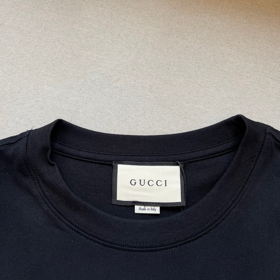 Gucc古驰、2026春夏新品短袖T恤，以纯色为基底，诠释极简主义与品牌底蕴的完美融合。胸前经典双G标识