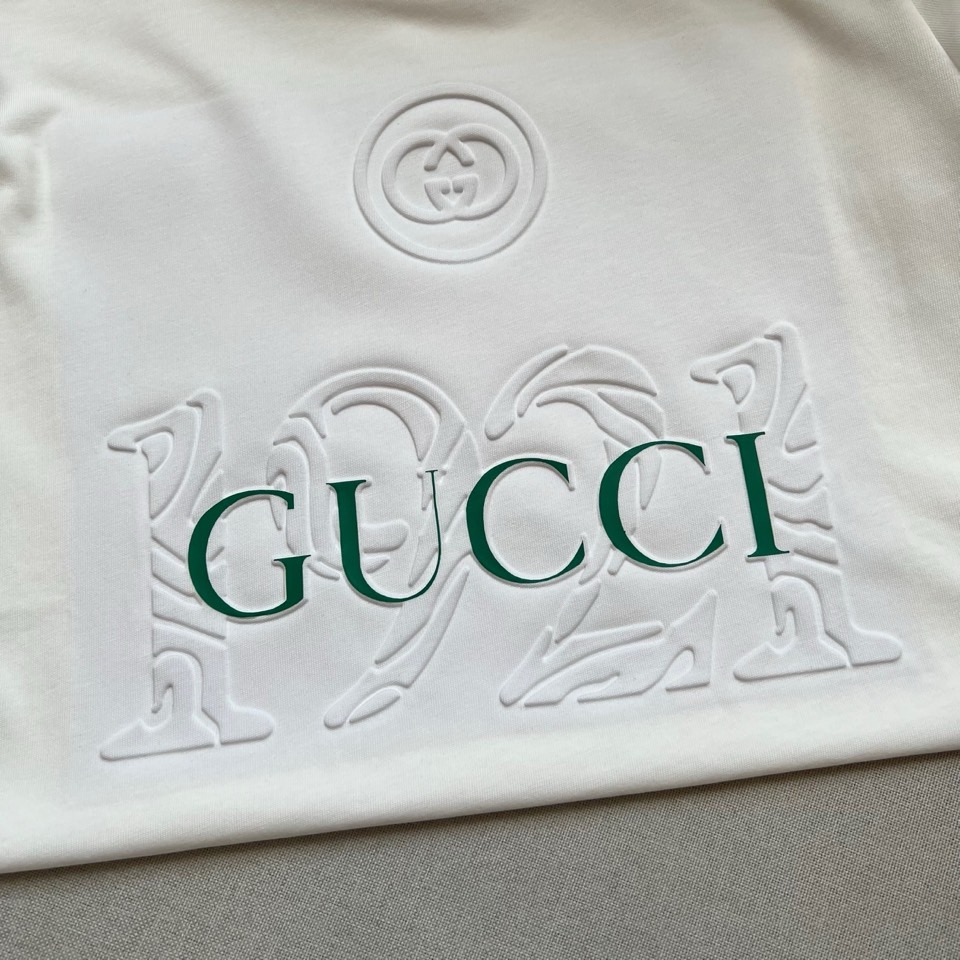 Gucc古驰、2026春夏新品短袖T恤，以纯色为基底，诠释极简主义与品牌底蕴的完美融合。胸前经典双G标识