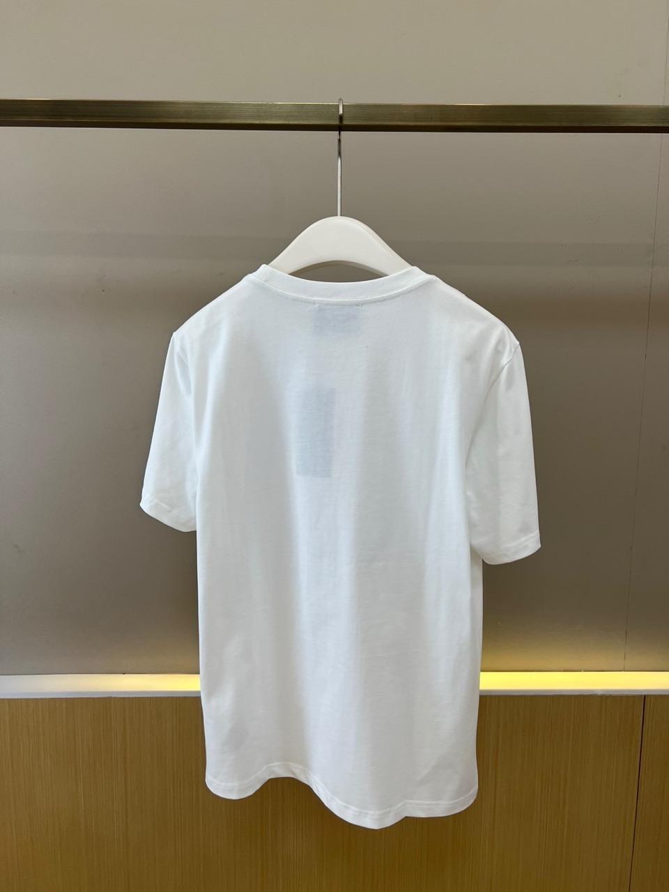 Gucc古驰、2026春夏新品短袖T恤，以纯色为基底，诠释极简主义与品牌底蕴的完美融合。胸前经典双G标识