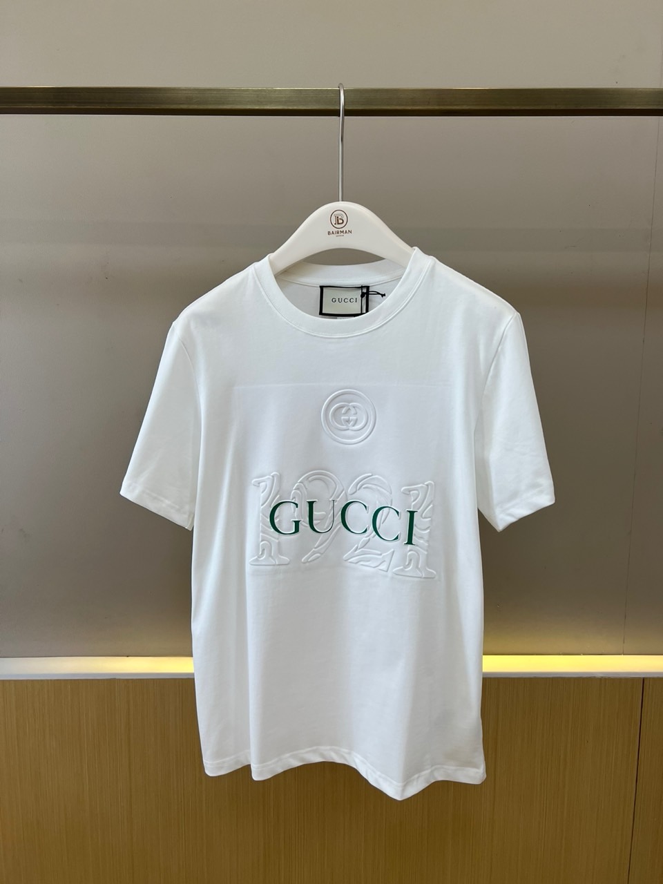 Gucc古驰、2026春夏新品短袖T恤，以纯色为基底，诠释极简主义与品牌底蕴的完美融合。胸前经典双G标识