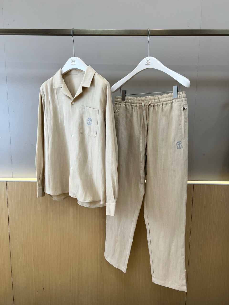一套Brunello Cucinelli-BC、2026春夏新品休闲套装，以78%亚麻混纺22%真丝的奢