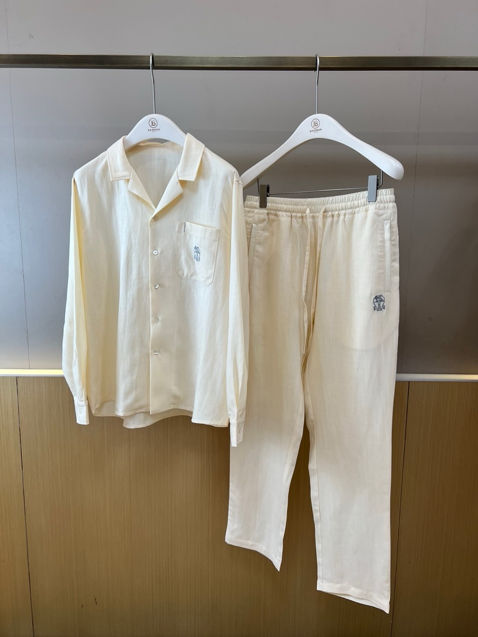 一套Brunello Cucinelli-BC、2026春夏新品休闲套装，以78%亚麻混纺22%真丝的奢