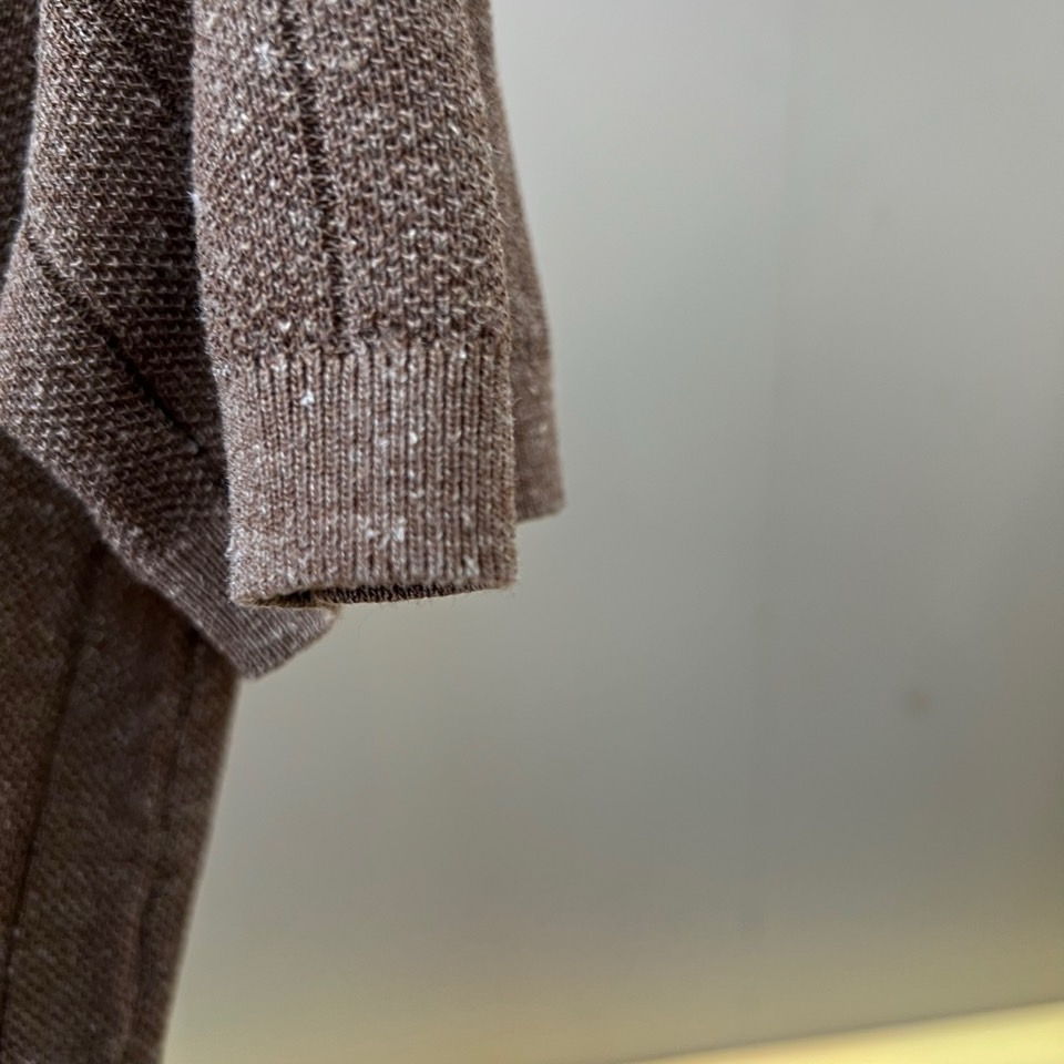 Brunello Cucinelli-BC、2026春夏新品男士针织短袖T恤，以简约亨利领搭配三粒纽扣设