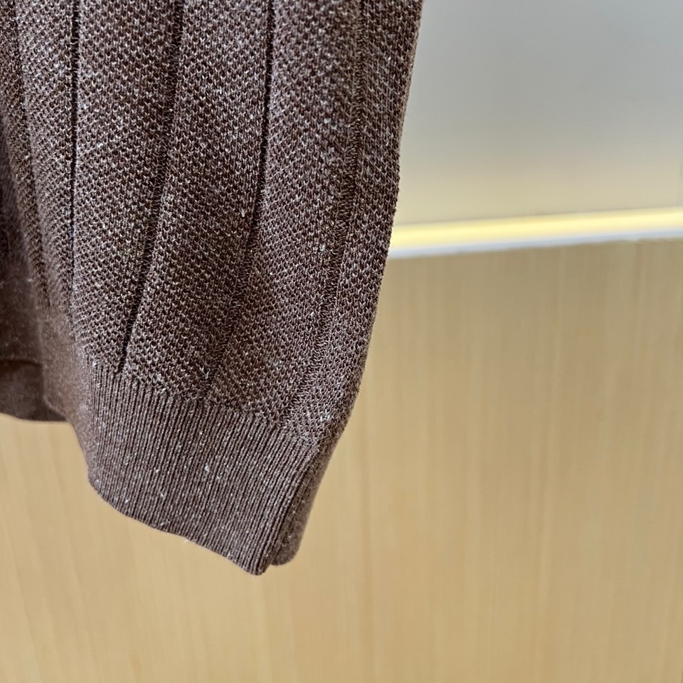 Brunello Cucinelli-BC、2026春夏新品男士针织短袖T恤，以简约亨利领搭配三粒纽扣设