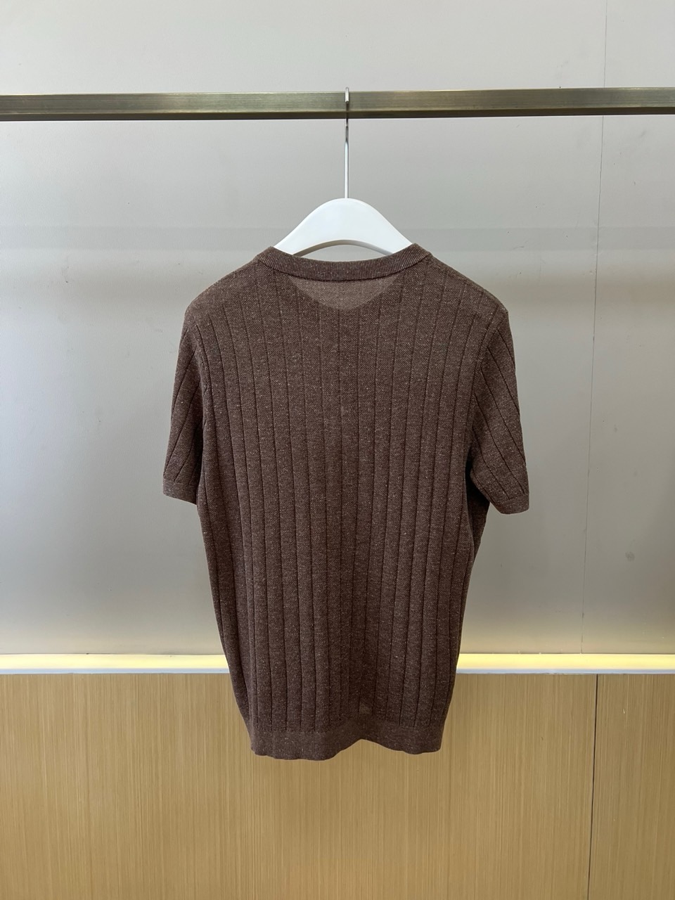 Brunello Cucinelli-BC、2026春夏新品男士针织短袖T恤，以简约亨利领搭配三粒纽扣设