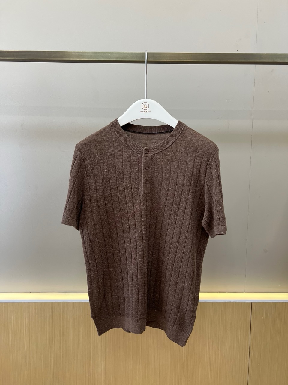 Brunello Cucinelli-BC、2026春夏新品男士针织短袖T恤，以简约亨利领搭配三粒纽扣设