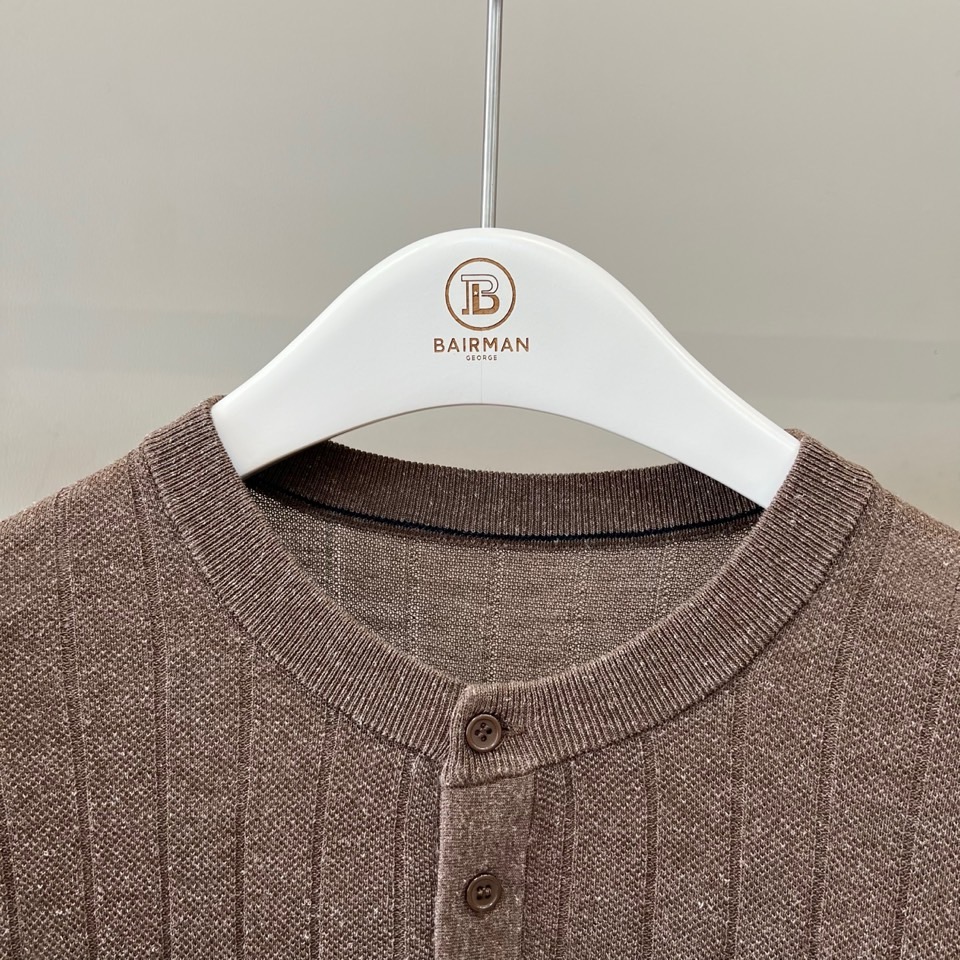 Brunello Cucinelli-BC、2026春夏新品男士针织短袖T恤，以简约亨利领搭配三粒纽扣设