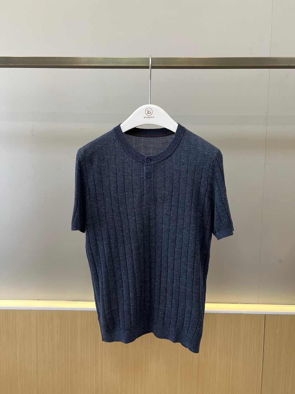 Brunello Cucinelli-BC、2026春夏新品男士针织短袖T恤，以简约亨利领搭配三粒纽扣设