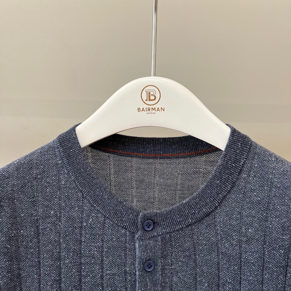 Brunello Cucinelli-BC、2026春夏新品男士针织短袖T恤，以简约亨利领搭配三粒纽扣设