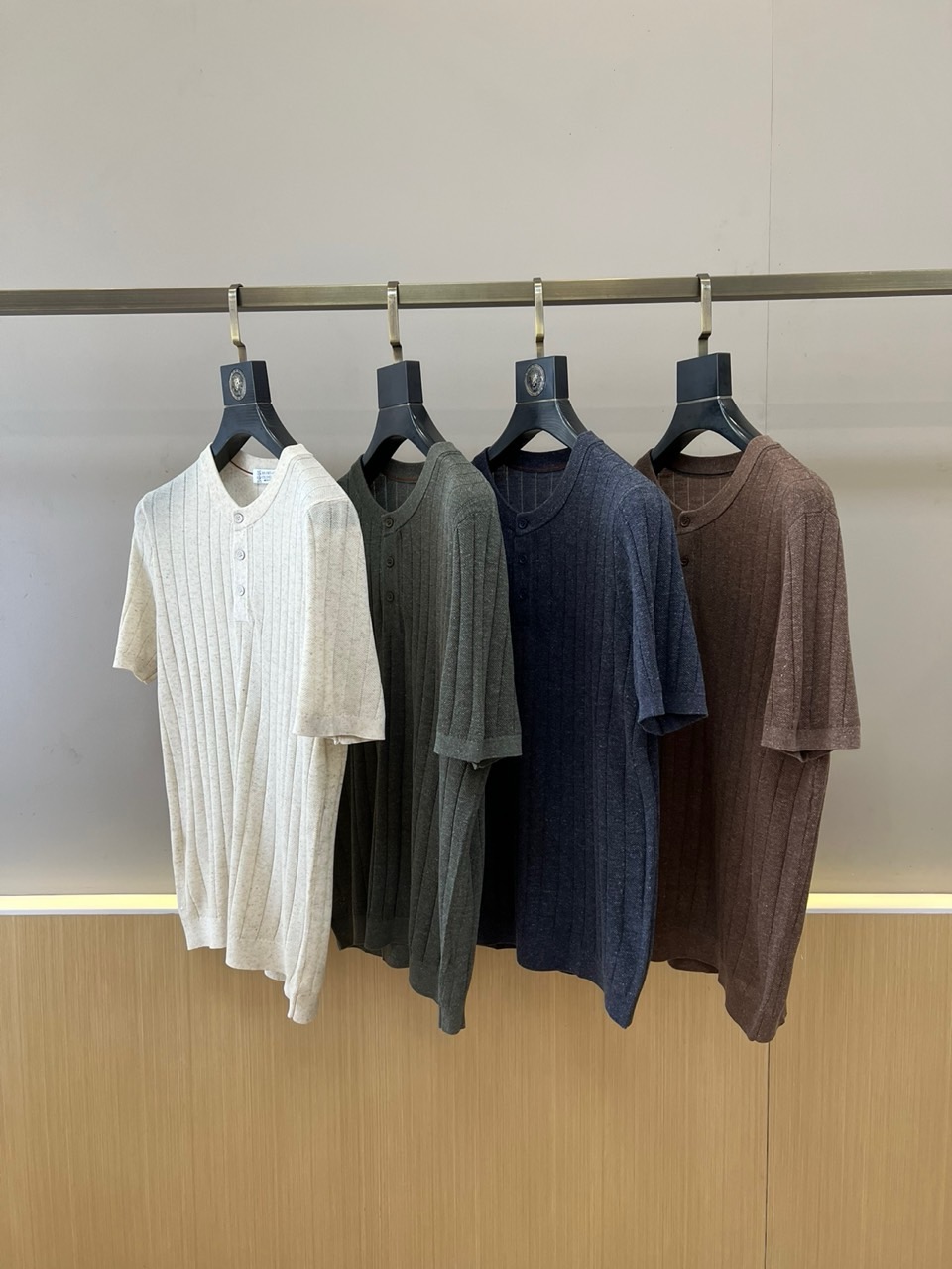 Brunello Cucinelli-BC、2026春夏新品男士针织短袖T恤，以简约亨利领搭配三粒纽扣设