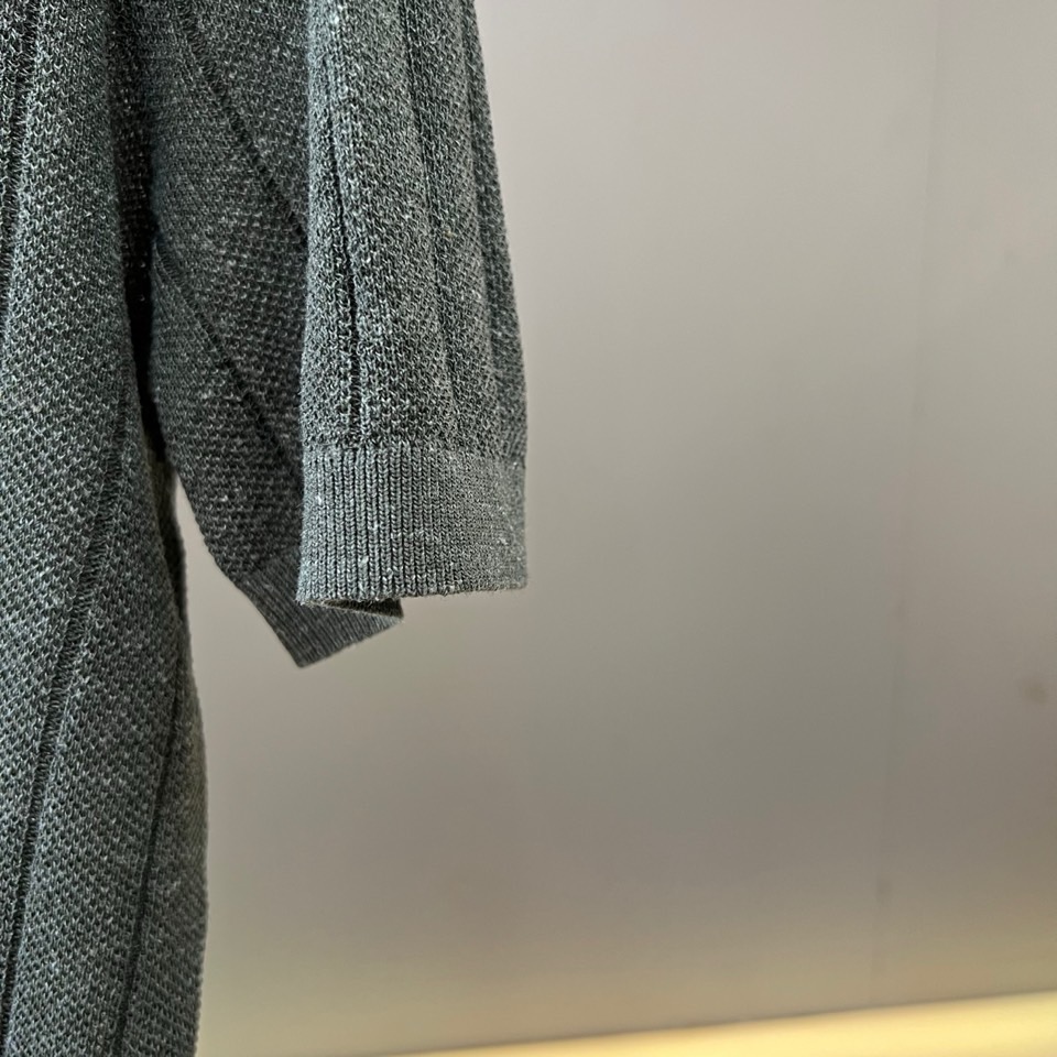 Brunello Cucinelli-BC、2026春夏新品男士针织短袖T恤，以简约亨利领搭配三粒纽扣设