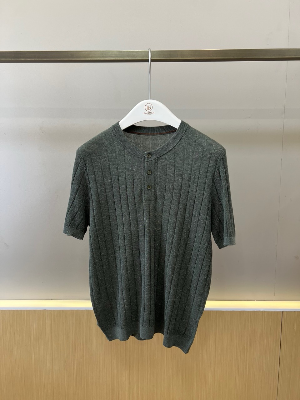 Brunello Cucinelli-BC、2026春夏新品男士针织短袖T恤，以简约亨利领搭配三粒纽扣设